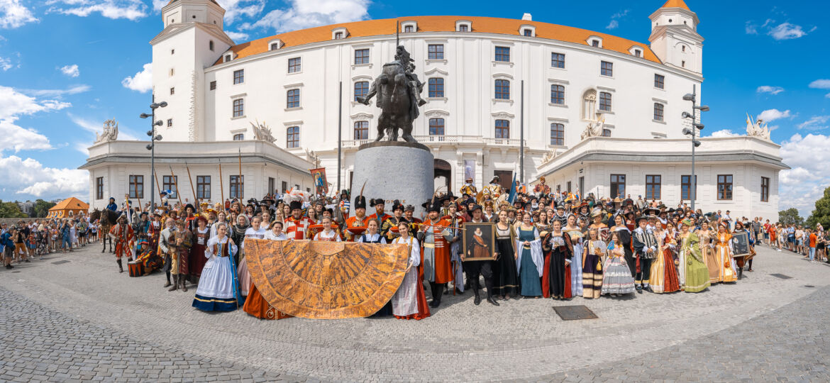 Korunovačné-slávnosti-účinkujúci-pred-Bratislavským-hradom