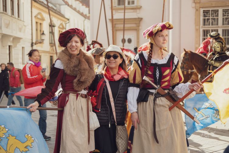 Zástavníčky-v-kostýmoch-a-turistka