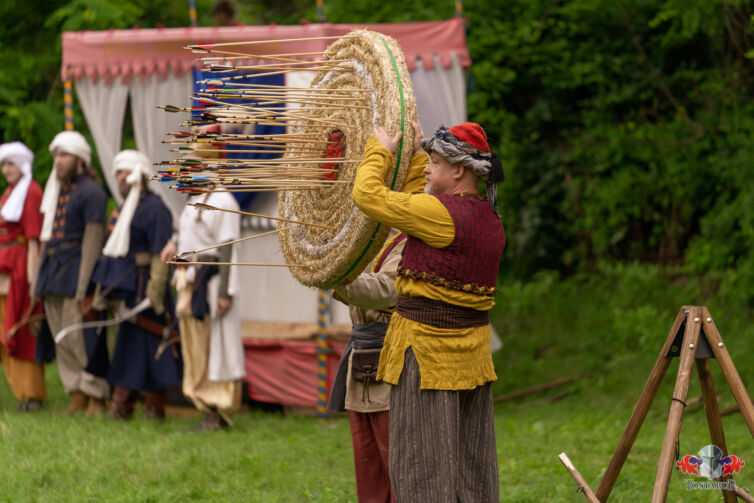 tureckí-lukostrelci-v-historických-kostýmoch