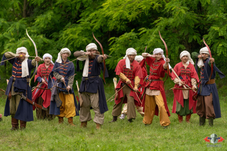 tureckí-lukostrelci-v-historických-kostýmoch