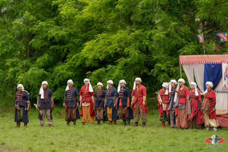 tureckí-lukostrelci-v-historických-kostýmoch