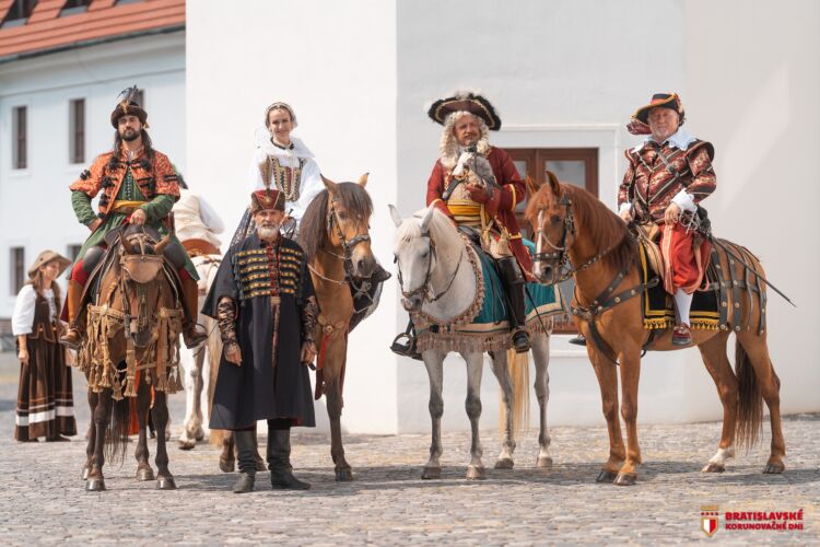 Korunovačné slávnosti - jazdci na koňoch v historických kostýmoch