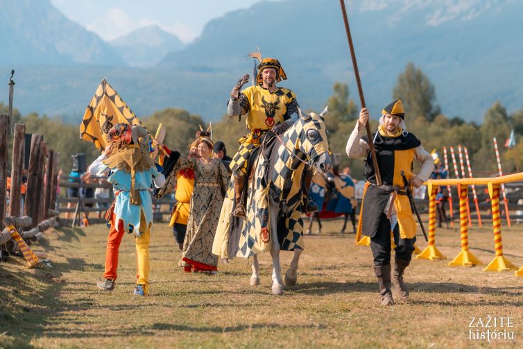 Stredoveký rytier na koni so svojou družinou