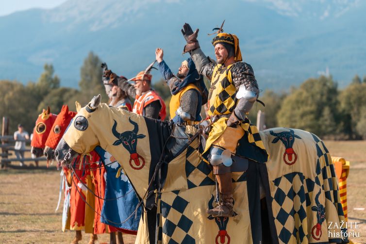 Štyria jazdci na koňoch v historických kostýmoch