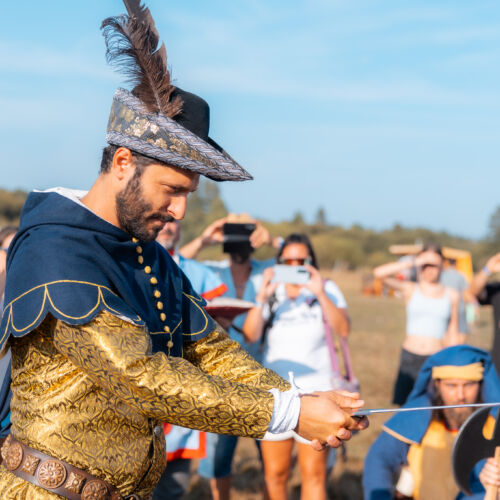 Herec Braňo Deák v historickom kostýme pasuje deti na rytierov