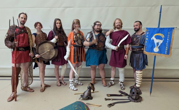 Gladiátori a gladiátorky v kostýmoch