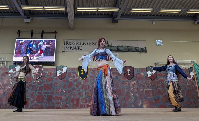 Orientálne tanečnice v historických kostýmoch