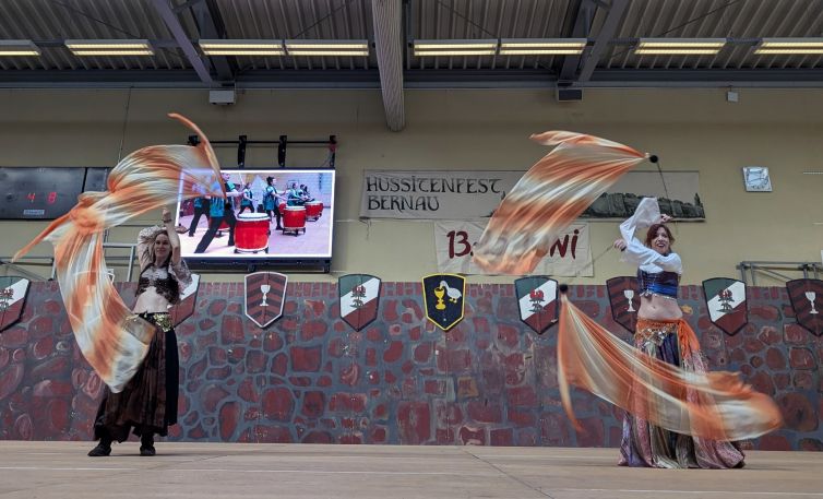 Orientálne tanečnice v historických kostýmoch