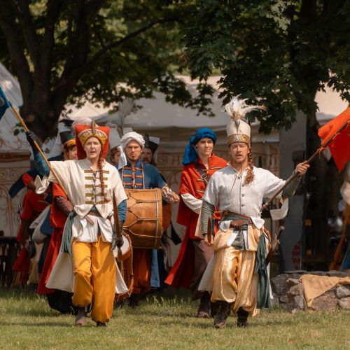 Tureckí janičiari s bubnami a zástavami