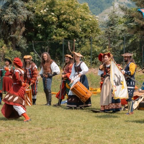 Predstavenie Landsknechti, muži a ženy v renesančných kostýmoch, šerm s mečmi