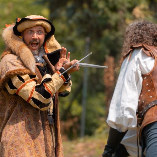 Predstavenie Landsknechti, muži a ženy v renesančných kostýmoch, šerm s mečmi