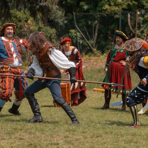Predstavenie Landsknechti, muži a ženy v renesančných kostýmoch, šerm s mečmi
