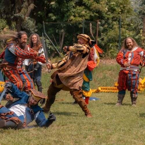 Predstavenie Landsknechti, muži a ženy v renesančných kostýmoch, šerm s mečmi
