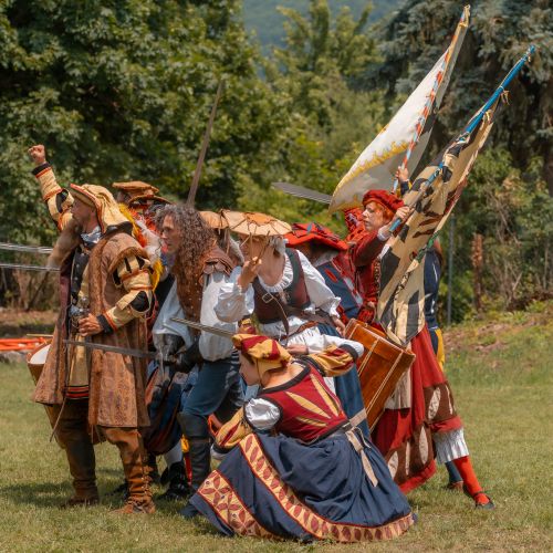 Predstavenie Landsknechti, muži a ženy v renesančných kostýmoch