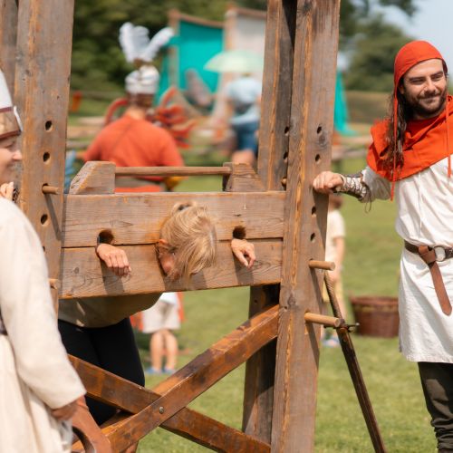 Historická mučiareň, účinkujúci v kostýmoch