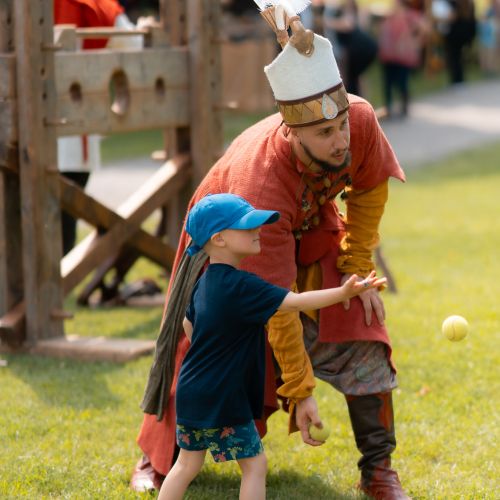 Interaktívne hry pre deti, muž v tureckom kostýme