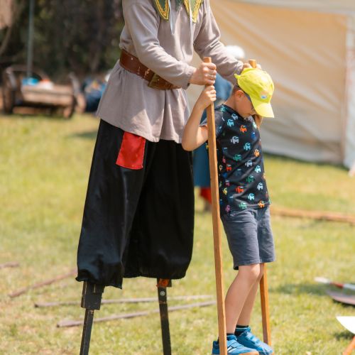 Interaktívne hry pre deti, muž v stredovekom kostýme