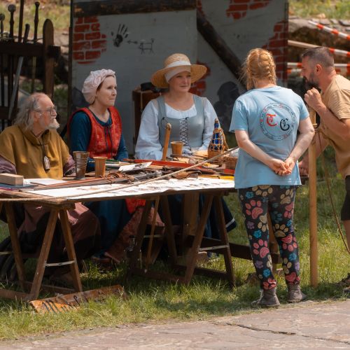 Šermiarsky majster Peter Koza v rozhovore s návštevníkmi, Tostabur