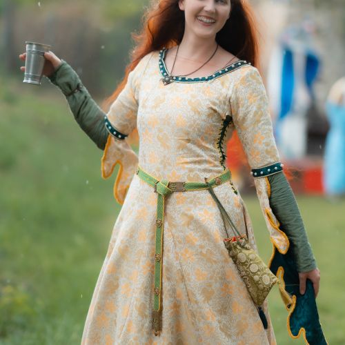 Krásna princezná v stredovekom kostýme, predstavenie Turnaj odvážnych