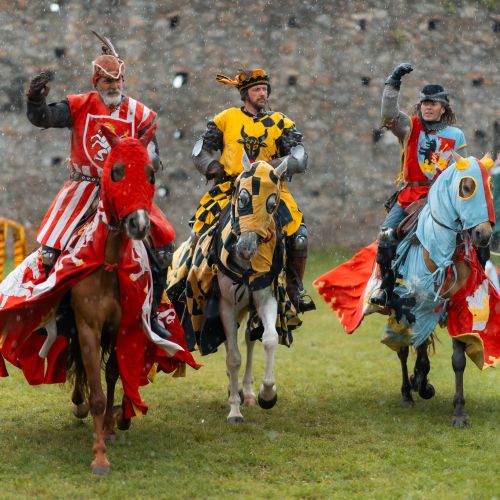 Predstavenie Turnaj odvážnych, stredoveká rozprávka a dobre a zle, rytieri na koňoch