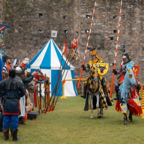 Predstavenie Turnaj odvážnych, stredoveká rozprávka a dobre a zle, rytieri na koňoch