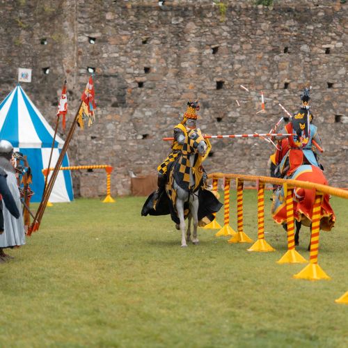 Predstavenie Turnaj odvážnych, stredoveká rozprávka a dobre a zle, rytieri na koňoch