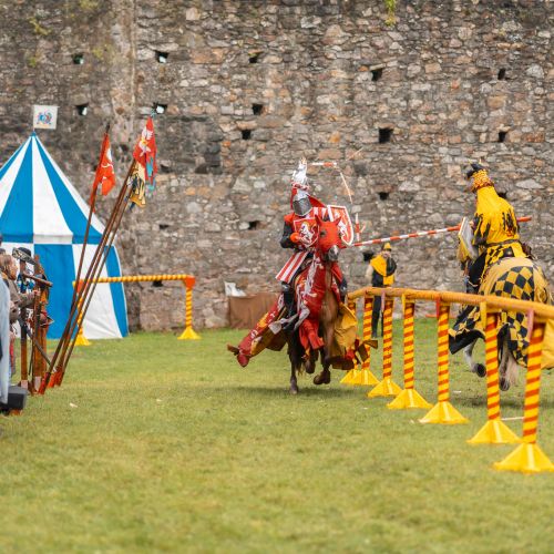 Predstavenie Turnaj odvážnych, stredoveká rozprávka a dobre a zle, rytieri na koňoch