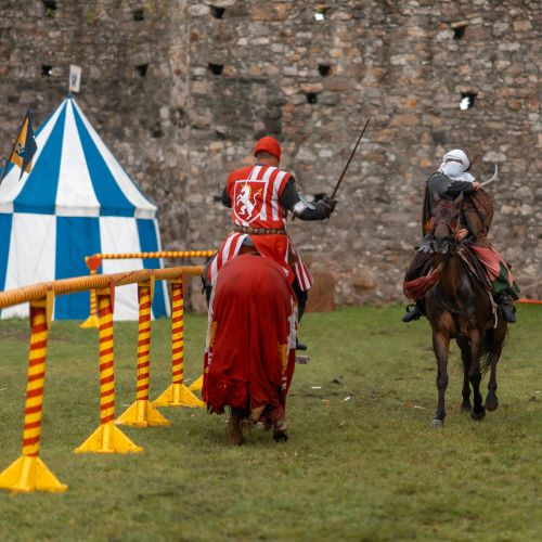Predstavenie Turnaj odvážnych, stredoveká rozprávka a dobre a zle, rytieri na koňoch