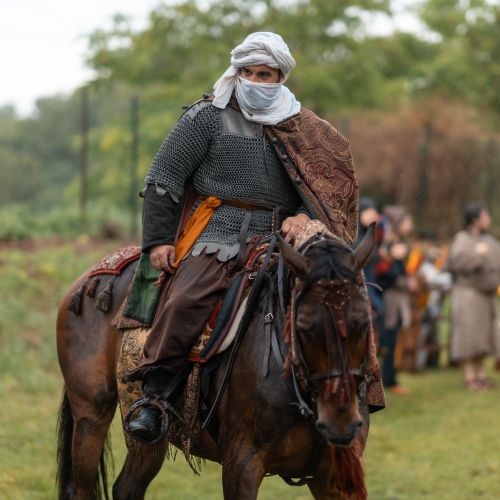 Predstavenie Turnaj odvážnych, stredoveká rozprávka a dobre a zle, rytieri na koňoch