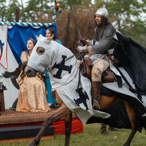 Predstavenie Turnaj odvážnych, stredoveká rozprávka a dobre a zle, rytieri na koňoch