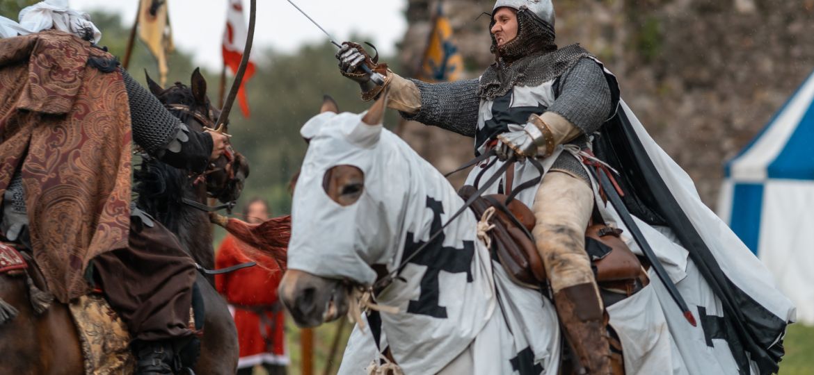 Predstavenie Turnaj odvážnych, stredoveká rozprávka a dobre a zle, rytieri na koňoch, tostabur