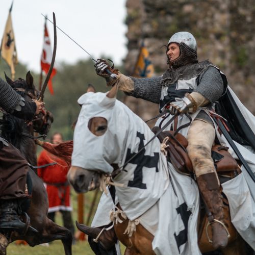 Predstavenie Turnaj odvážnych, stredoveká rozprávka a dobre a zle, rytieri na koňoch, tostabur