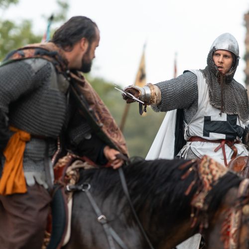 Predstavenie Turnaj odvážnych, stredoveká rozprávka a dobre a zle, rytieri na koňoch