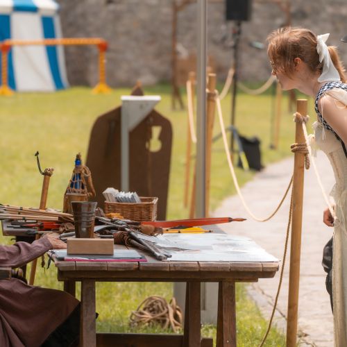 Šermiarsky majster Peter Koza v rozhovore s divákmi, Tostabur