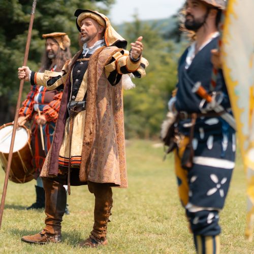 Predstavenie Landsknechti, muži v renesančných kostýmoch