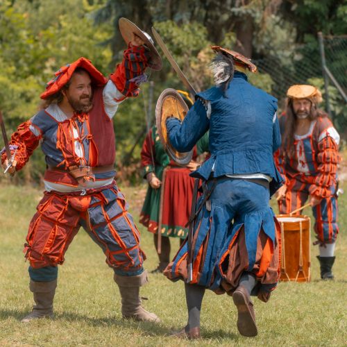 Predstavenie Landsknechti, muži v renesančných kostýmoch, šerm s mečmi