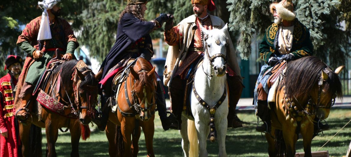 Jazdci v historických kostýmoch na koňoch, Seredský jarmok
