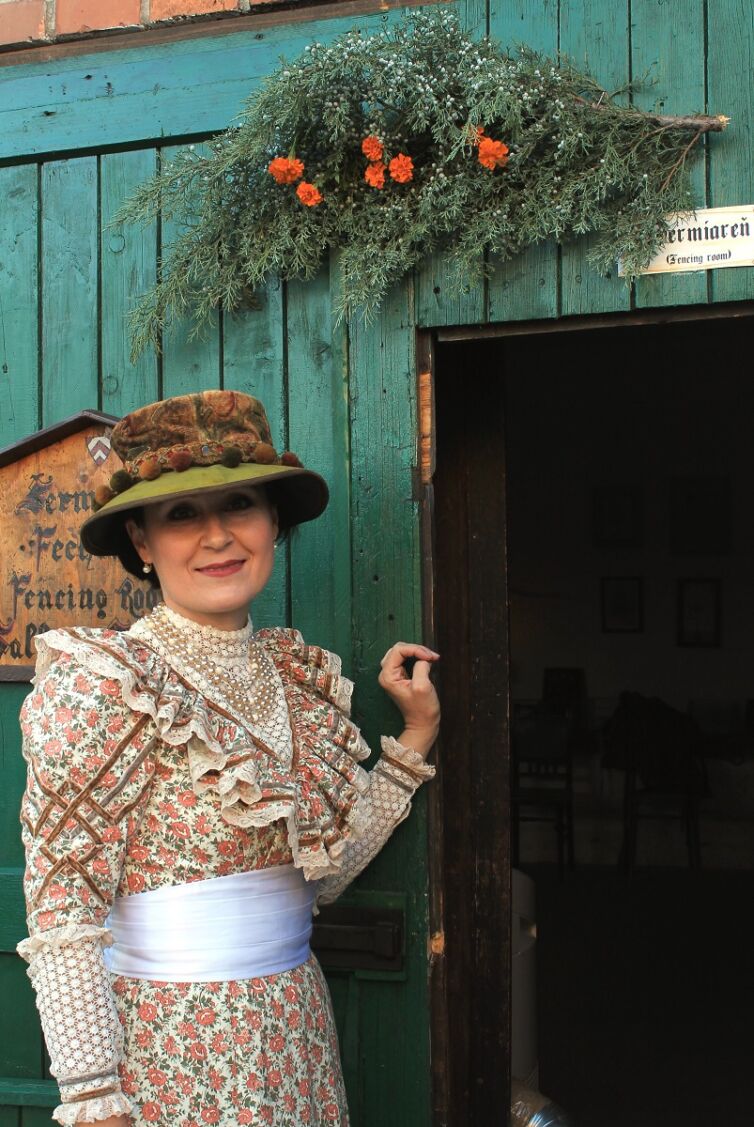 Dáma v kostýmoch z 19-teho storočia, podujatie Menzúra, ktoré organizuje šermiarska skupina TOSTABUR