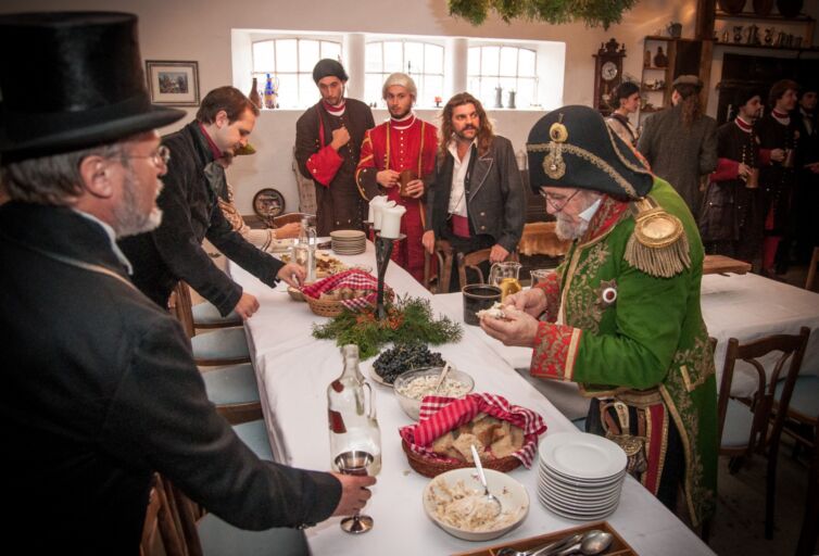 Páni a dámy v kostýmoch z 19-teho storočia, podujatie Menzúra, ktoré organizuje šermiarska skupina TOSTABUR