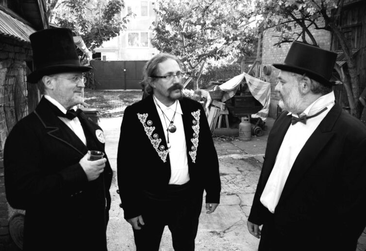 Páni v kostýmoch z 19-teho storočia, podujatie Menzúra, ktoré organizuje šermiarska skupina TOSTABUR