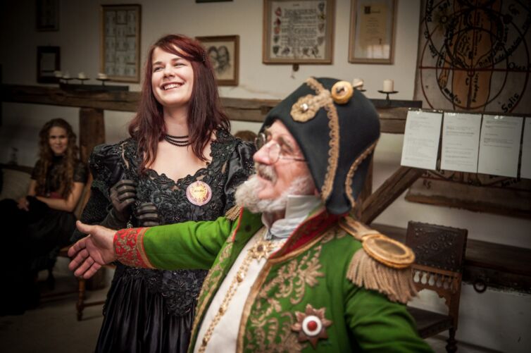 Páni a dámy v kostýmoch z 19-teho storočia, podujatie Menzúra, ktoré organizuje šermiarska skupina TOSTABUR