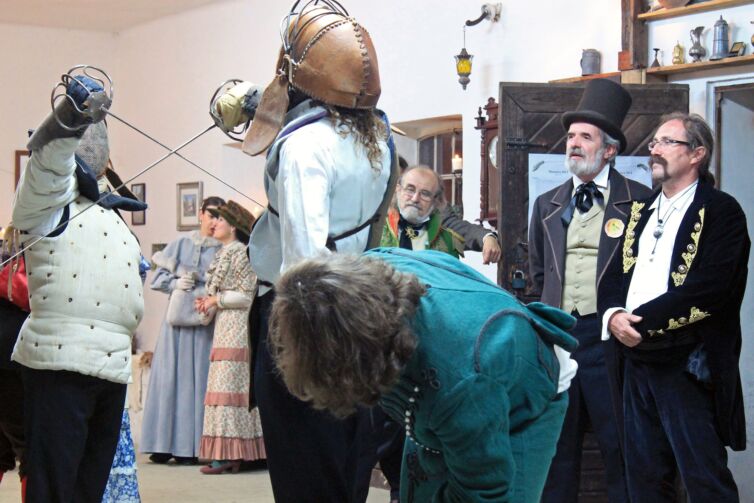 Páni a dámy v kostýmoch z 19-teho storočia, podujatie Menzúra, ktoré organizuje šermiarska skupina TOSTABUR