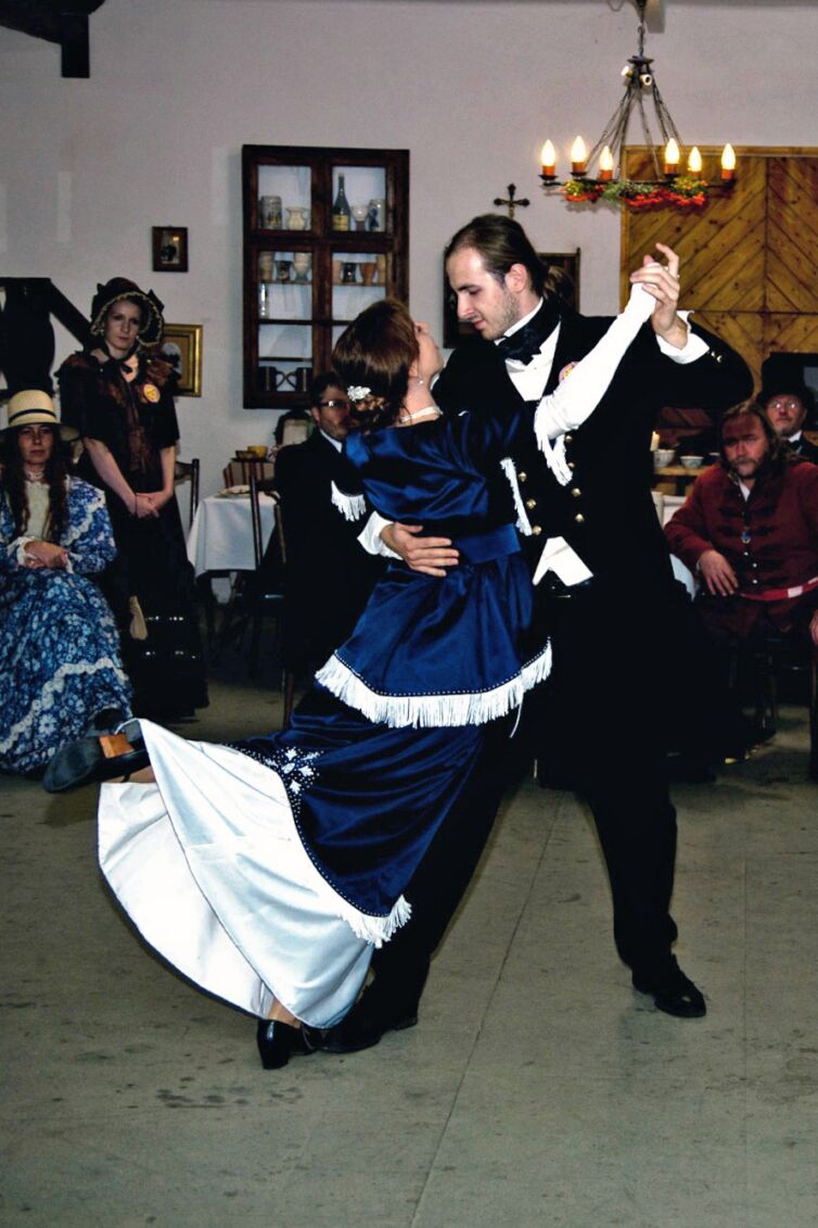 Páni a dámy v kostýmoch z 19-teho storočia, podujatie Menzúra, ktoré organizuje šermiarska skupina TOSTABUR