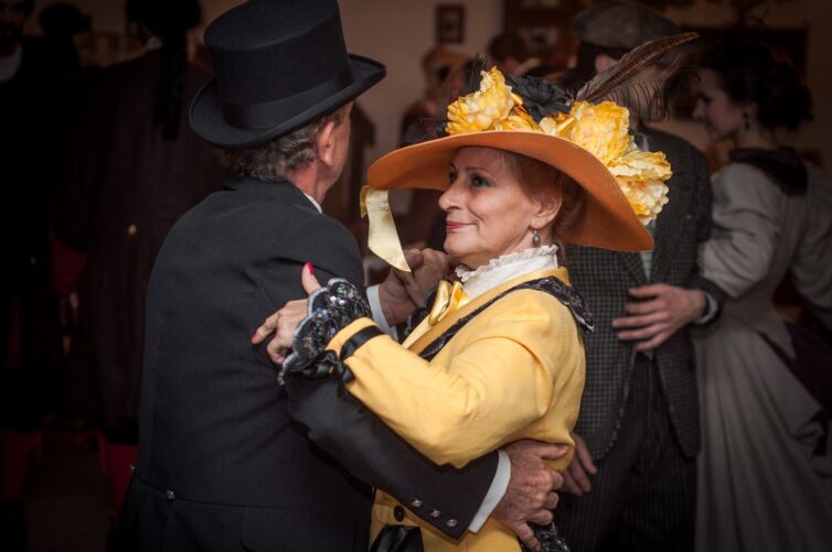 Páni a dámy v kostýmoch z 19-teho storočia, podujatie Menzúra, ktoré organizuje šermiarska skupina TOSTABUR