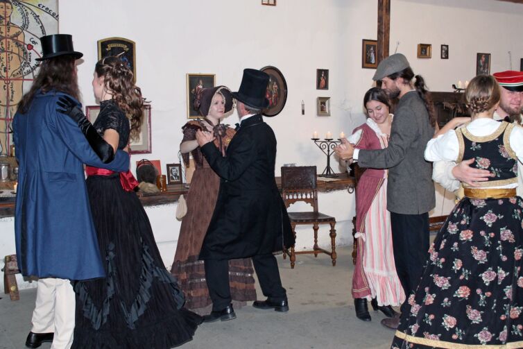 Páni a dámy v kostýmoch z 19-teho storočia, podujatie Menzúra, ktoré organizuje šermiarska skupina TOSTABUR
