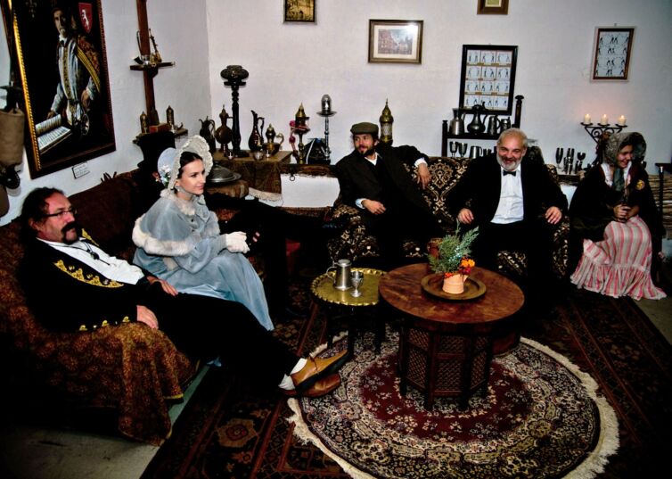 Páni a dámy v kostýmoch z 19-teho storočia, podujatie Menzúra, ktoré organizuje šermiarska skupina TOSTABUR