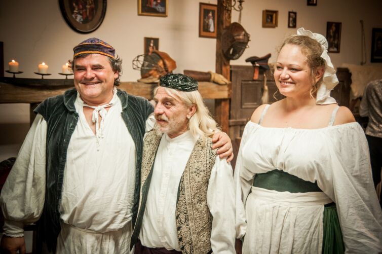 Páni a dámy v kostýmoch z 19-teho storočia, podujatie Menzúra, ktoré organizuje šermiarska skupina TOSTABUR