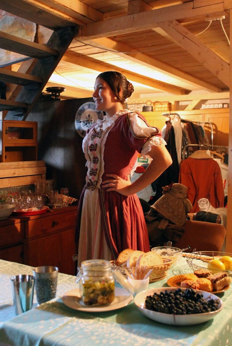 Dáma v kostýme z 19-teho storočia, podujatie Menzúra, ktoré organizuje šermiarska skupina TOSTABUR