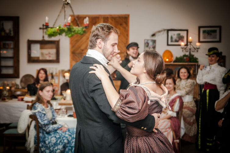 Páni a dámy v kostýmoch z 19-teho storočia, podujatie Menzúra, ktoré organizuje šermiarska skupina TOSTABUR