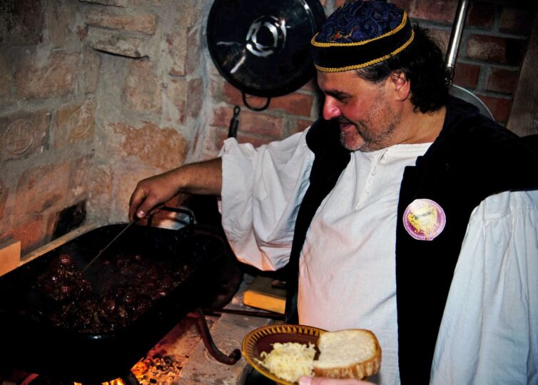 Pán v kostýme z 19-teho storočia, podujatie Menzúra, ktoré organizuje šermiarska skupina TOSTABUR